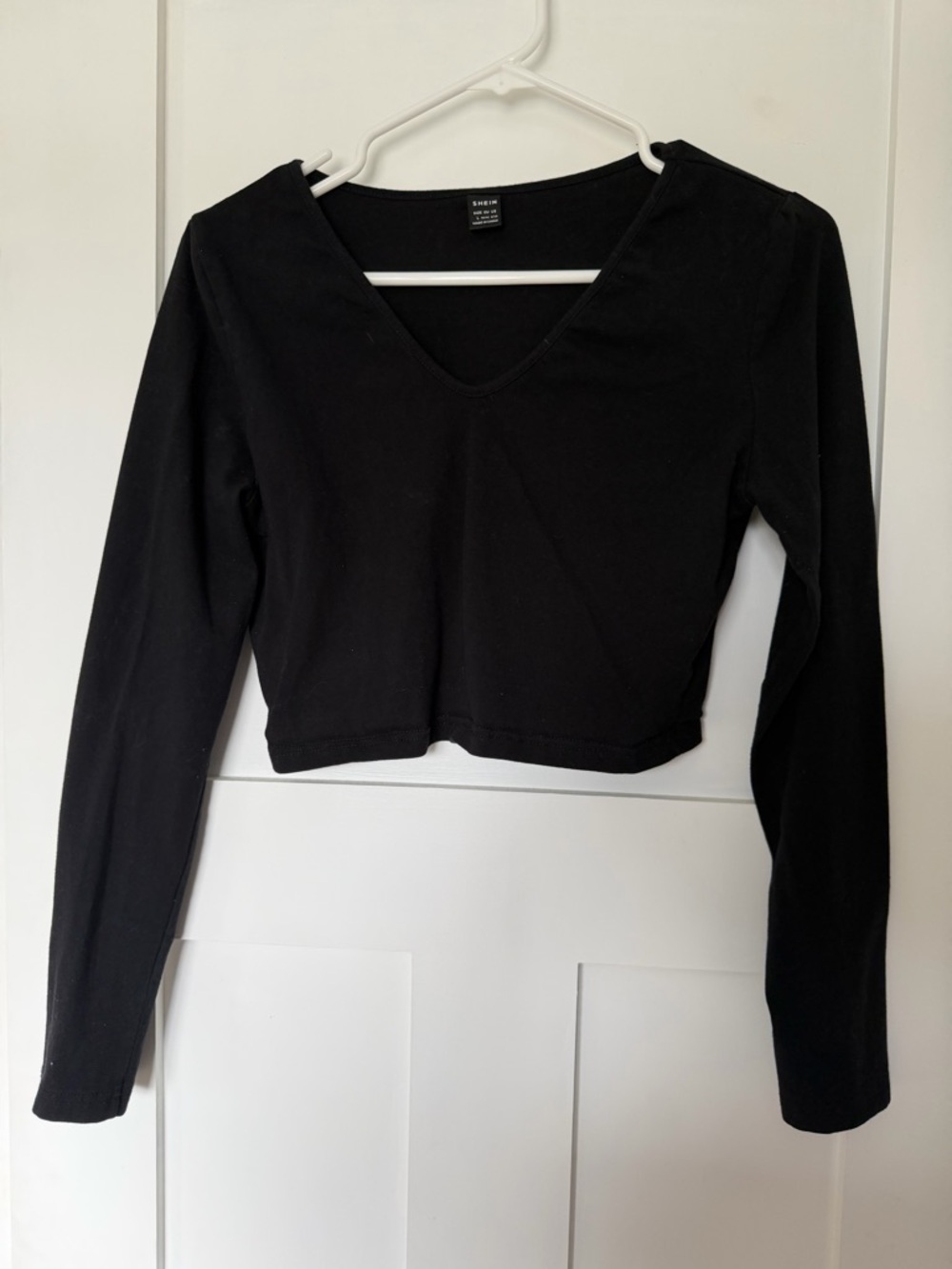 SHEIN Black V-Neck Long Sleeve Crop Top